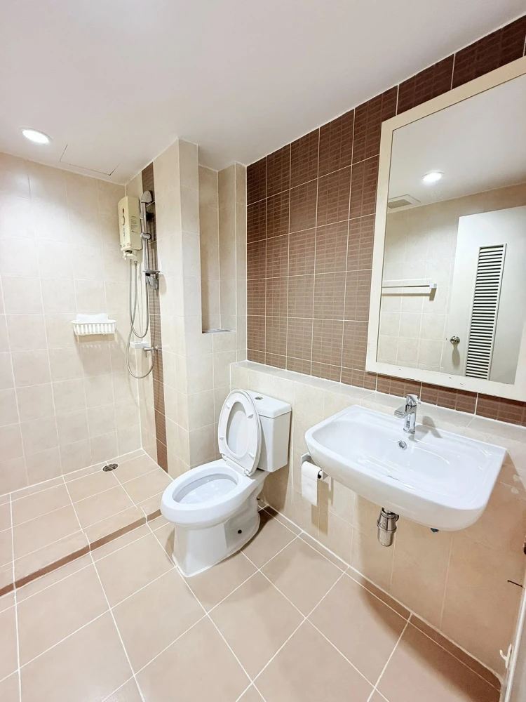 For sale: Ivy Ratchada, 1 bedroom, 1 bathroom, great location, fully furnished and equipped. Don't miss out!