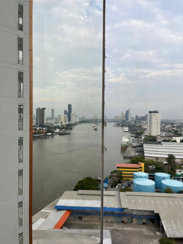 Ivy River Ratburana for sale: 1 bedroom unit with spacious living area, stunning Chao Phraya River views, and fully furnished. Book now!