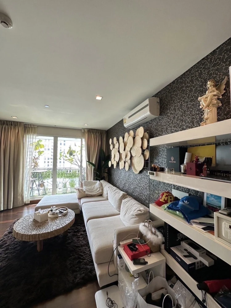 For sale: IVY THONGLOR, a beautifully decorated room with superb built-ins and a large usable area. Don't miss it!