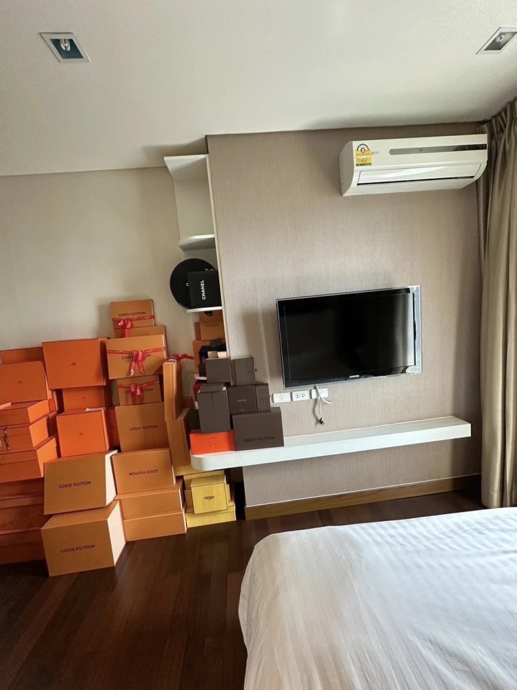 For sale: IVY THONGLOR, a beautifully decorated room with superb built-ins and a large usable area. Don't miss it!