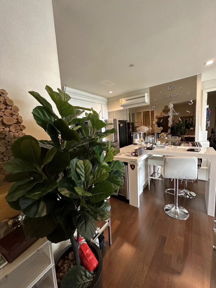 For sale: IVY THONGLOR, a beautifully decorated room with superb built-ins and a large usable area. Don't miss it!