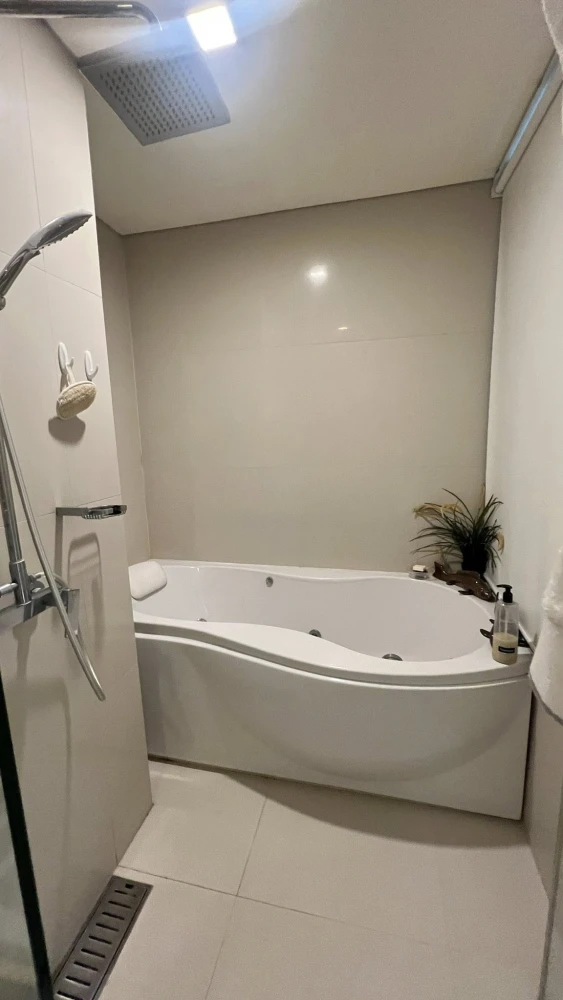 For sale: IVY THONGLOR, a beautifully decorated room with superb built-ins and a large usable area. Don't miss it!