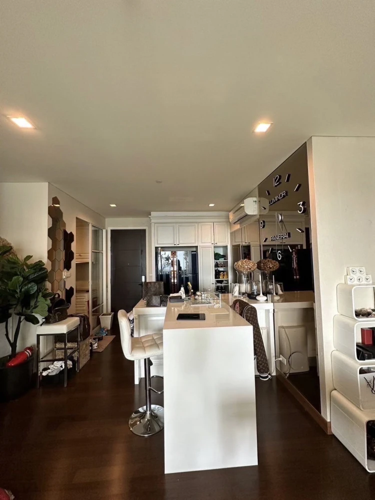 For sale: IVY THONGLOR, a beautifully decorated room with superb built-ins and a large usable area. Don't miss it!