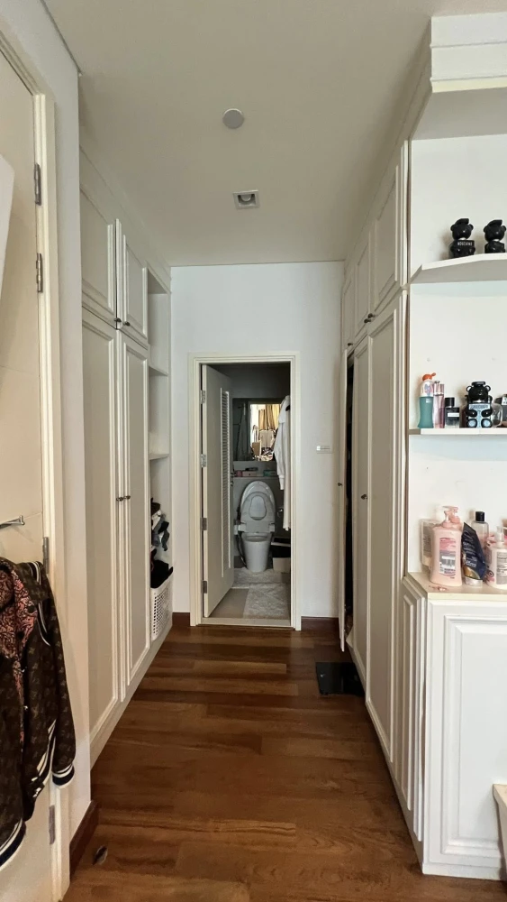For sale: IVY THONGLOR, a beautifully decorated room with superb built-ins and a large usable area. Don't miss it!