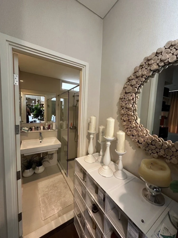 For sale: IVY THONGLOR, a beautifully decorated room with superb built-ins and a large usable area. Don't miss it!