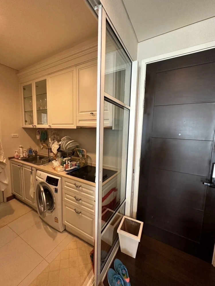 For sale: IVY THONGLOR, a beautifully decorated room with superb built-ins and a large usable area. Don't miss it!