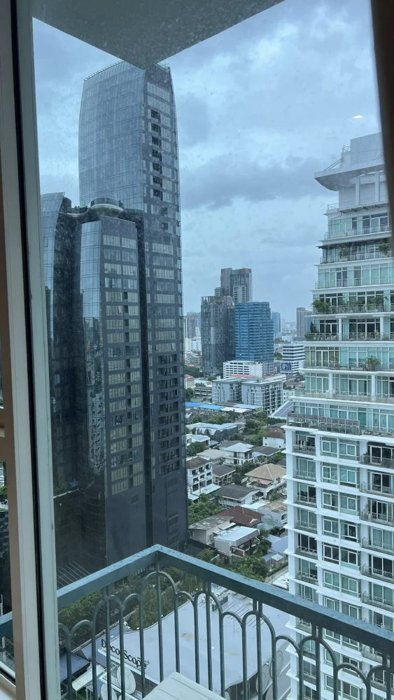 For sale: IVY THONGLOR, a beautifully decorated room with superb built-ins and a large usable area. Don't miss it!