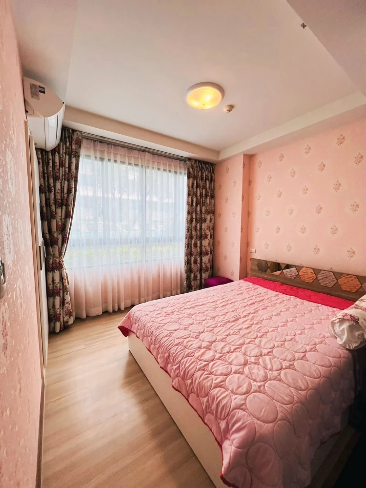 For sale:rent J Condo Sathorn-Kallaprapruk. Cozy room with nice wallpaper and a large pink sofa. Reserve now!
