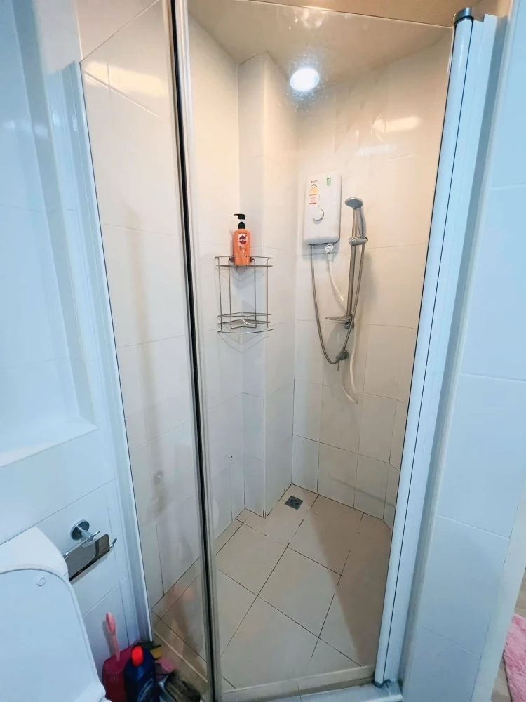 For sale:rent J Condo Sathorn-Kallaprapruk. Cozy room with nice wallpaper and a large pink sofa. Reserve now!