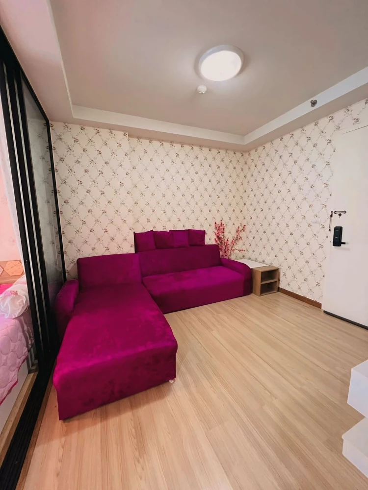 For sale:rent J Condo Sathorn-Kallaprapruk. Cozy room with nice wallpaper and a large pink sofa. Reserve now!