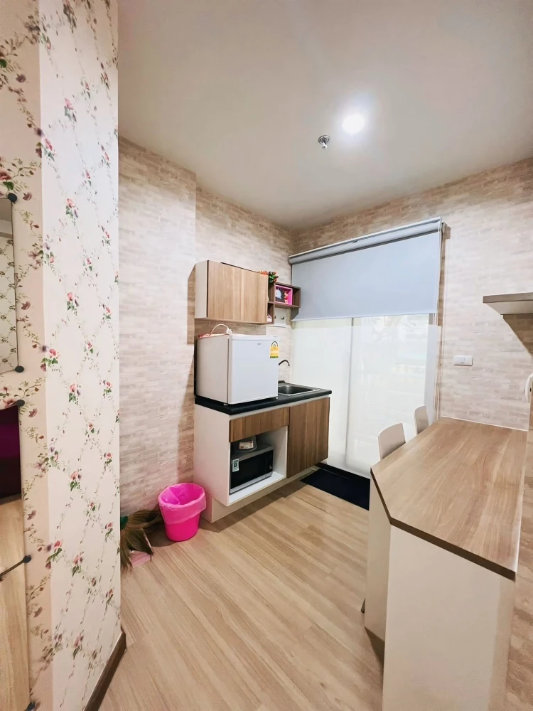 For sale:rent J Condo Sathorn-Kallaprapruk. Cozy room with nice wallpaper and a large pink sofa. Reserve now!