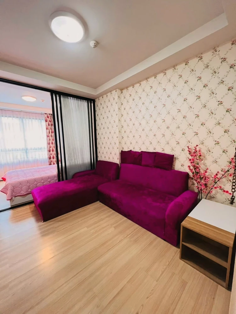 For sale:rent J Condo Sathorn-Kallaprapruk. Cozy room with nice wallpaper and a large pink sofa. Reserve now!