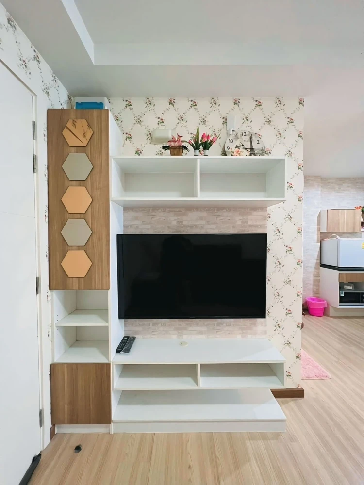 For sale:rent J Condo Sathorn-Kallaprapruk. Cozy room with nice wallpaper and a large pink sofa. Reserve now!
