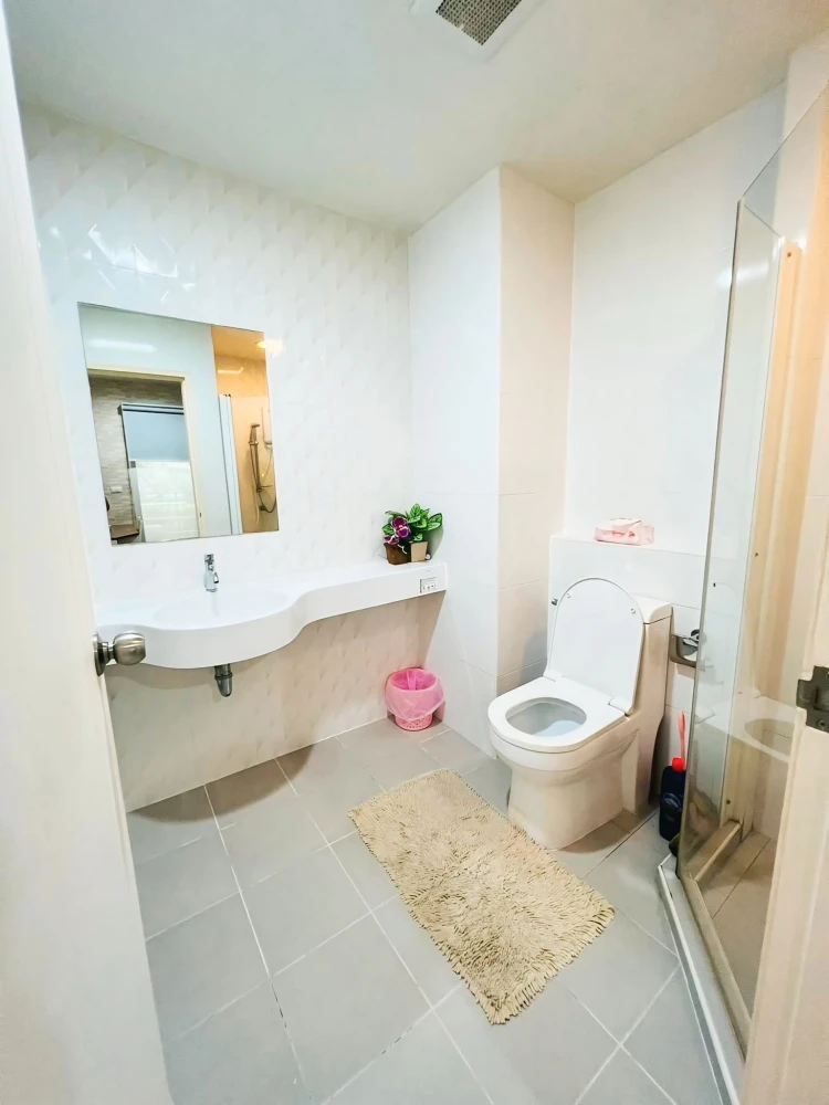 For sale:rent J Condo Sathorn-Kallaprapruk. Cozy room with nice wallpaper and a large pink sofa. Reserve now!