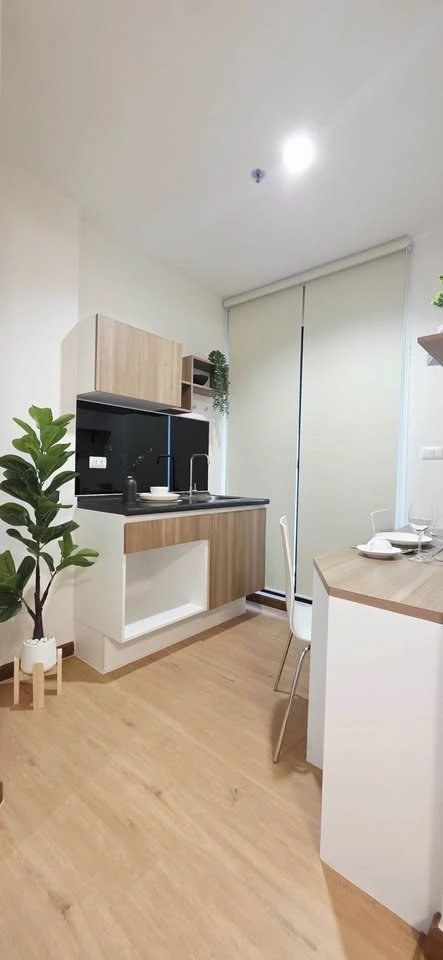 J Condo Sathorn-Kanlapaphruek for sale. Excellent ventilation, not hot, private balcony, and beautifully built-in furnishings. Don't miss out!
