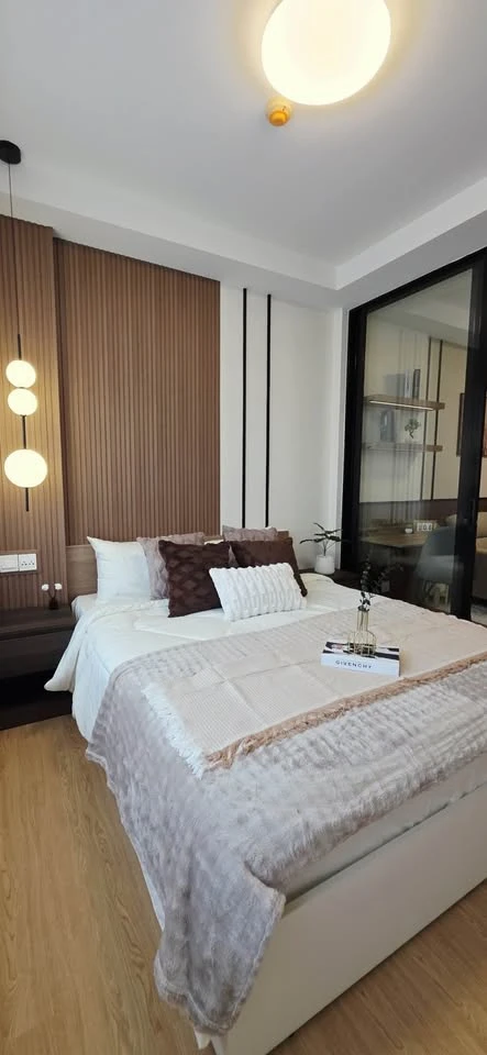 J Condo Sathorn-Kanlapaphruek for sale. Excellent ventilation, not hot, private balcony, and beautifully built-in furnishings. Don't miss out!