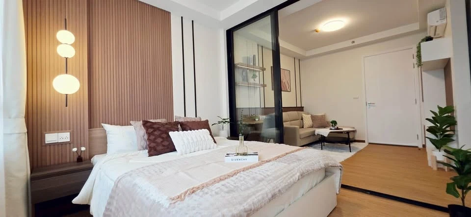J Condo Sathorn-Kanlapaphruek for sale. Excellent ventilation, not hot, private balcony, and beautifully built-in furnishings. Don't miss out!