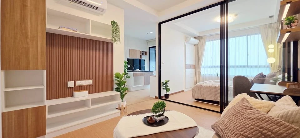 J Condo Sathorn-Kanlapaphruek for sale. Excellent ventilation, not hot, private balcony, and beautifully built-in furnishings. Don't miss out!
