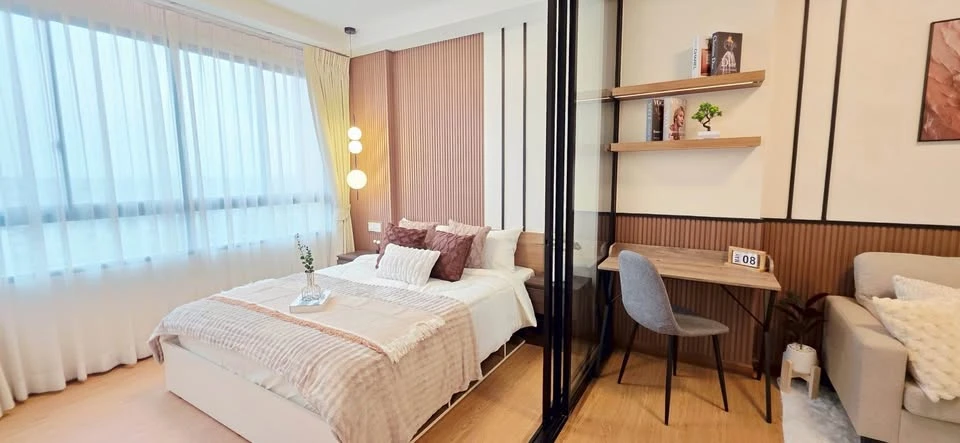 J Condo Sathorn-Kanlapaphruek for sale. Excellent ventilation, not hot, private balcony, and beautifully built-in furnishings. Don't miss out!