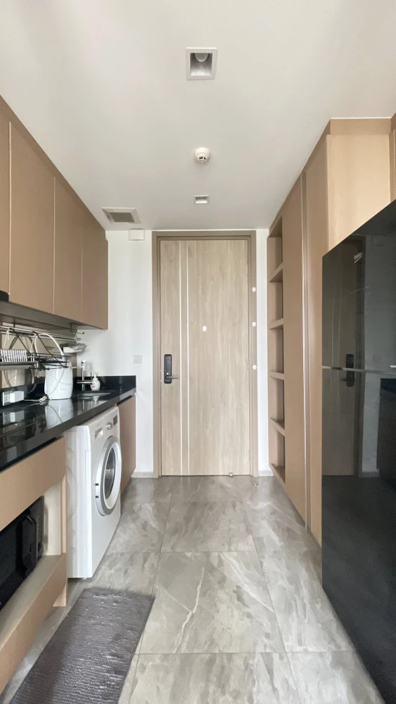For sale/rent: Kawa Haus Onnut 77, large room, lots of usable space, comes with complete furniture, just bring your bags and move in.