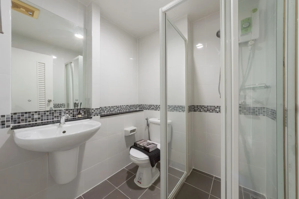 Kensington Bearing for sale, beautifully decorated room with a cool theme, lots of usable space, good location, hurry and reserve now!