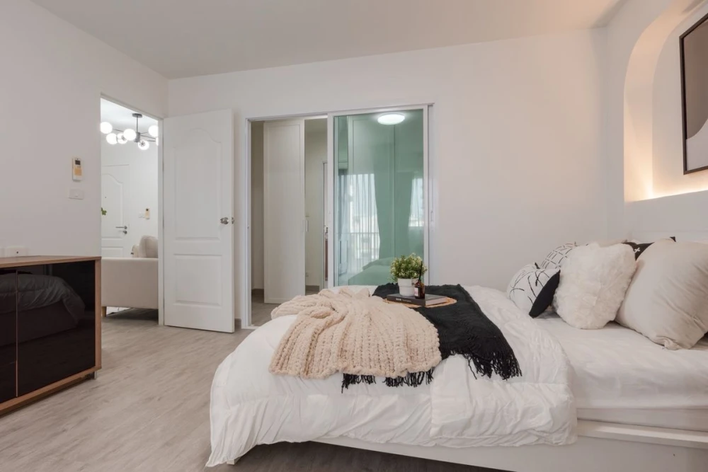 Kensington Bearing for sale, beautifully decorated room with a cool theme, lots of usable space, good location, hurry and reserve now!