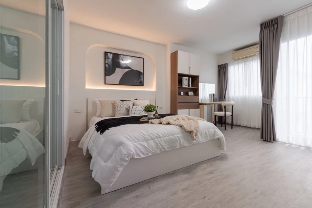 Kensington Bearing for sale, beautifully decorated room with a cool theme, lots of usable space, good location, hurry and reserve now!