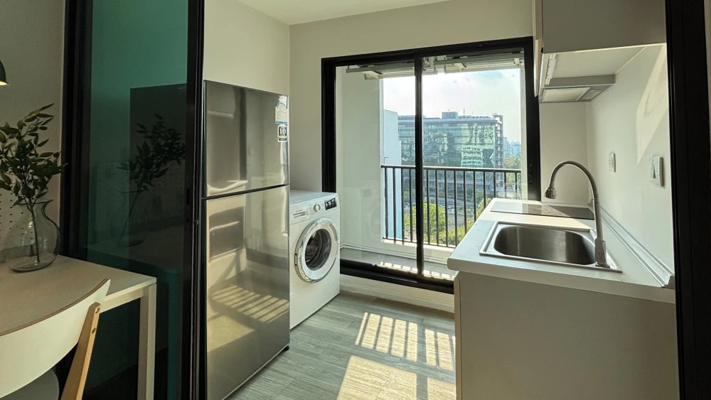 Selling a Kensington Kaset Campus condo, 9th floor, with beautiful views, next to Kasetsart University and Sri Patum University. Perfect for minimalis