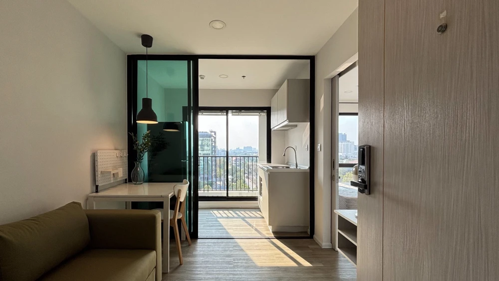 Selling a Kensington Kaset Campus condo, 9th floor, with beautiful views, next to Kasetsart University and Sri Patum University. Perfect for minimalis