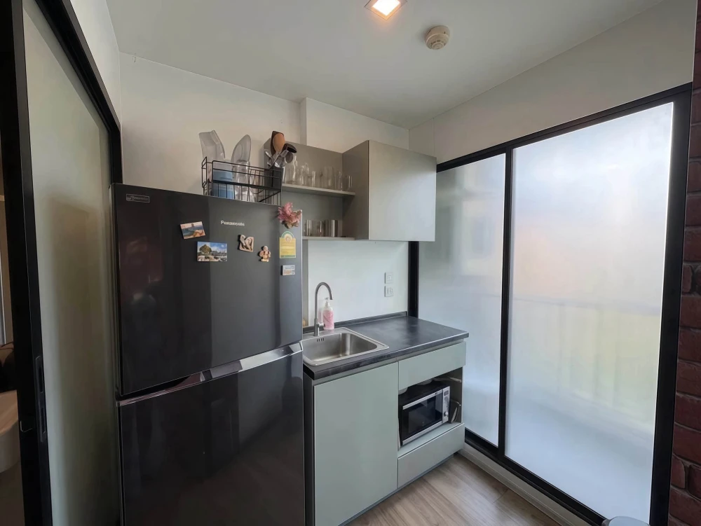 Selling Kensington Laemchabang - Sriracha, fully furnished unit with high-quality wallpaper, in a prime location. Book now!