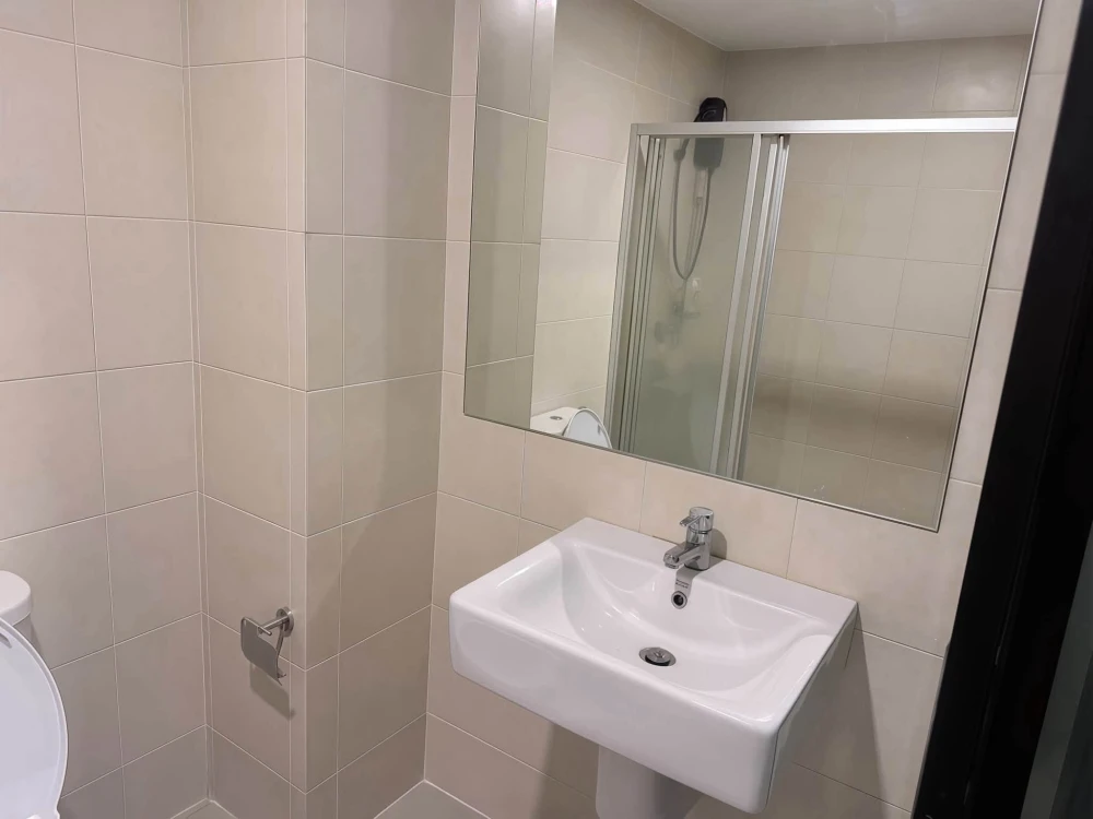 Selling Kensington Laemchabang - Sriracha, fully furnished unit with high-quality wallpaper, in a prime location. Book now!