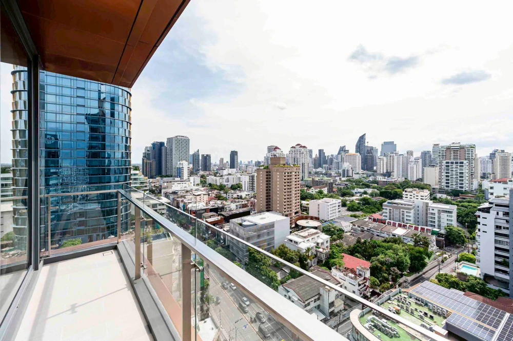 For sale KHUN BY YOO 17th floor, corner room, very private, Thonglor panoramic view, fully furnished, ready to move in immediately.