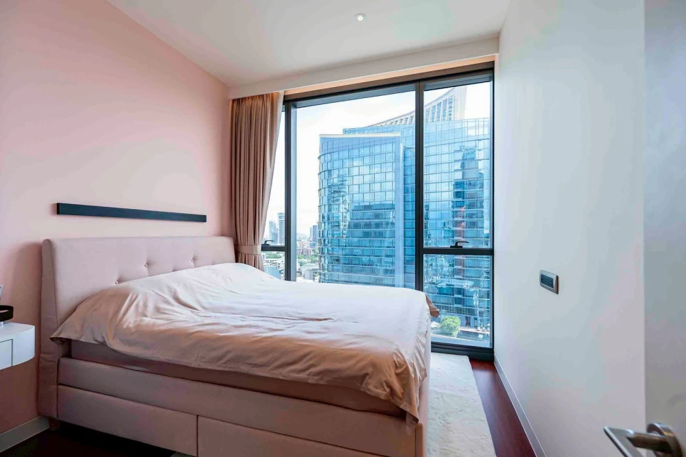 For sale KHUN BY YOO 17th floor, corner room, very private, Thonglor panoramic view, fully furnished, ready to move in immediately.
