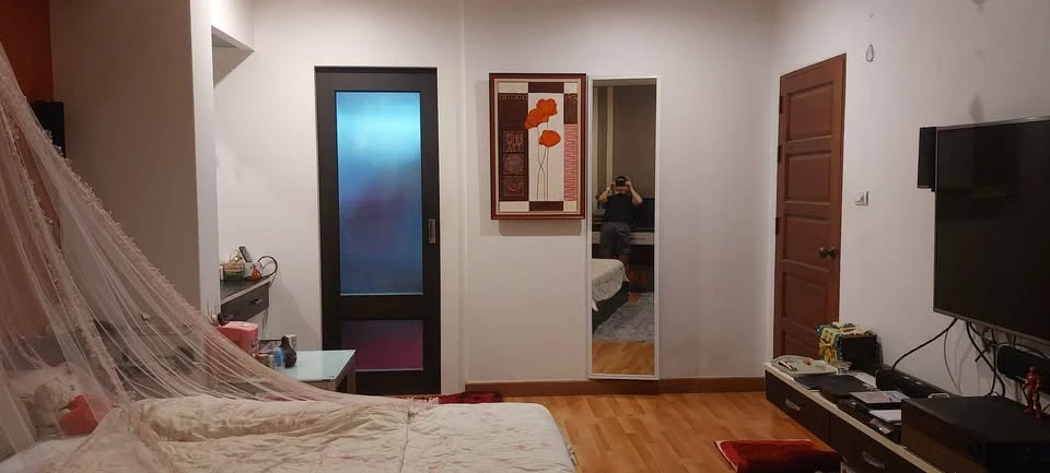 Selling a spacious room at Klangkrung Resort Ratcha 7. It features high-quality built-in furniture and a walk-in closet. Book now!