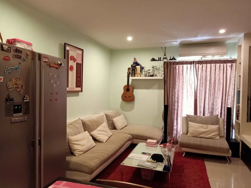 Selling a spacious room at Klangkrung Resort Ratcha 7. It features high-quality built-in furniture and a walk-in closet. Book now!