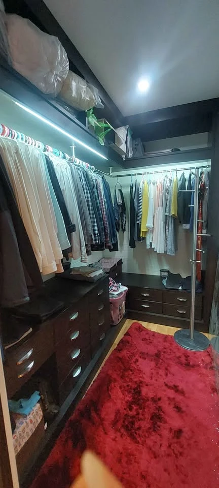 Selling a spacious room at Klangkrung Resort Ratcha 7. It features high-quality built-in furniture and a walk-in closet. Book now!