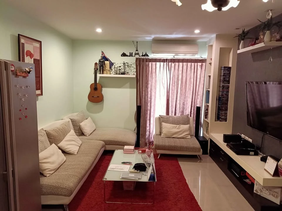 Selling a spacious room at Klangkrung Resort Ratcha 7. It features high-quality built-in furniture and a walk-in closet. Book now!