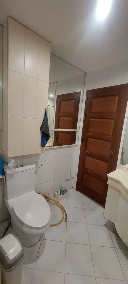Selling a spacious room at Klangkrung Resort Ratcha 7. It features high-quality built-in furniture and a walk-in closet. Book now!