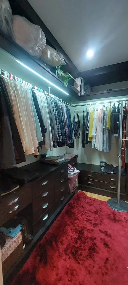 Selling a spacious room at Klangkrung Resort Ratcha 7. It features high-quality built-in furniture and a walk-in closet. Book now!