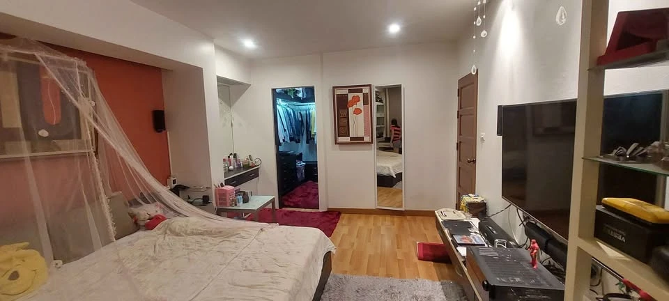 Selling a spacious room at Klangkrung Resort Ratcha 7. It features high-quality built-in furniture and a walk-in closet. Book now!