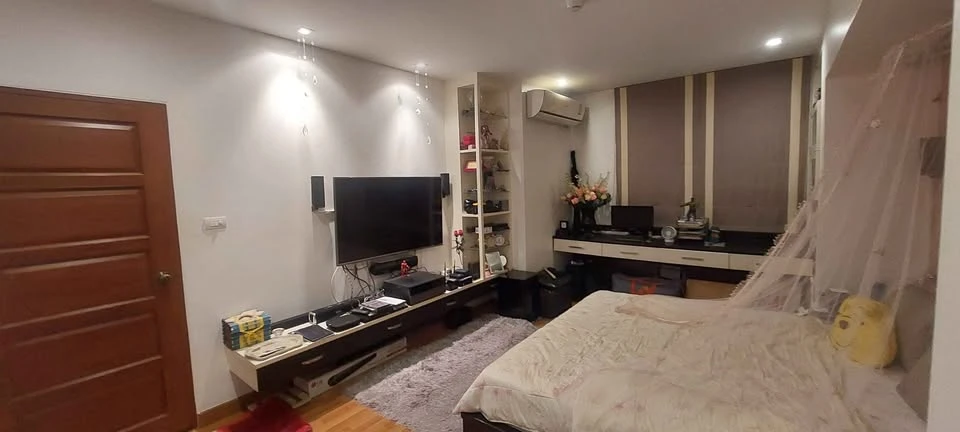 Selling a spacious room at Klangkrung Resort Ratcha 7. It features high-quality built-in furniture and a walk-in closet. Book now!