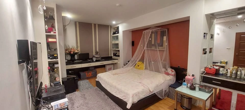 Selling a spacious room at Klangkrung Resort Ratcha 7. It features high-quality built-in furniture and a walk-in closet. Book now!