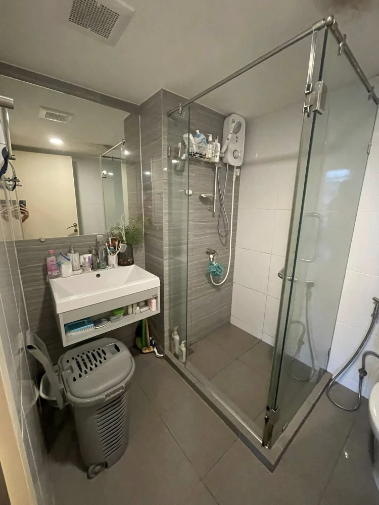 Selling rent Knightsbridge Phaholyothin-Interchange condo. Spacious unit with high ceilings, bright and airy feel, fully furnished. Don't miss out!