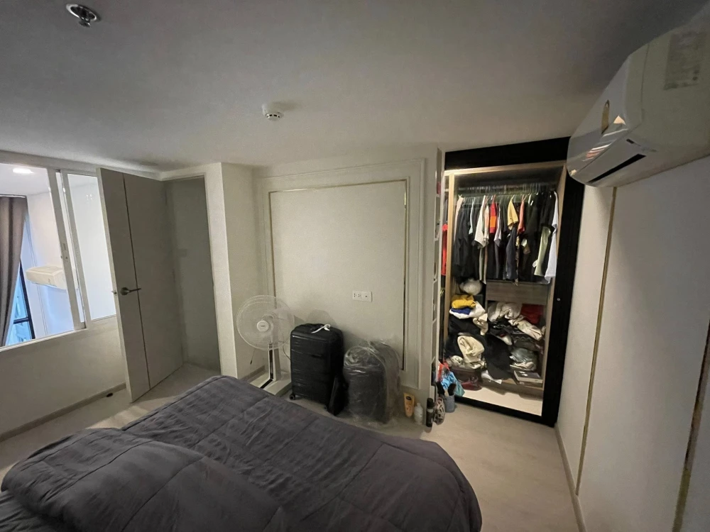 Selling rent Knightsbridge Phaholyothin-Interchange condo. Spacious unit with high ceilings, bright and airy feel, fully furnished. Don't miss out!