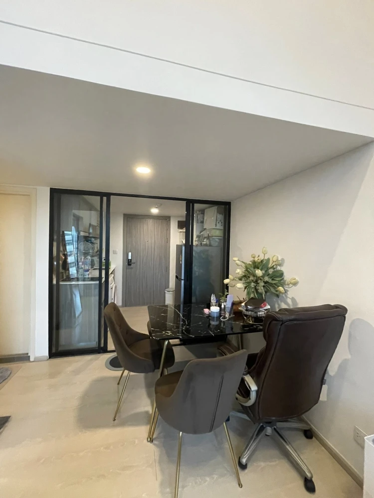 Selling rent Knightsbridge Phaholyothin-Interchange condo. Spacious unit with high ceilings, bright and airy feel, fully furnished. Don't miss out!