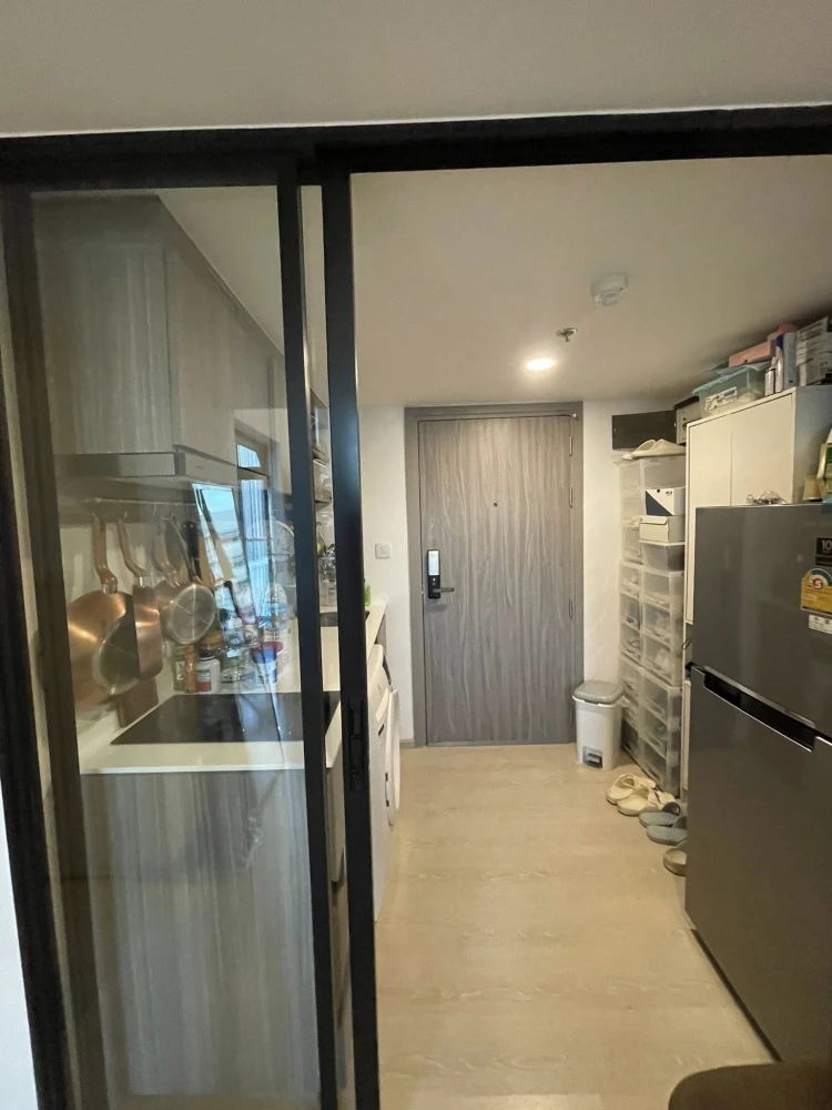 Selling rent Knightsbridge Phaholyothin-Interchange condo. Spacious unit with high ceilings, bright and airy feel, fully furnished. Don't miss out!