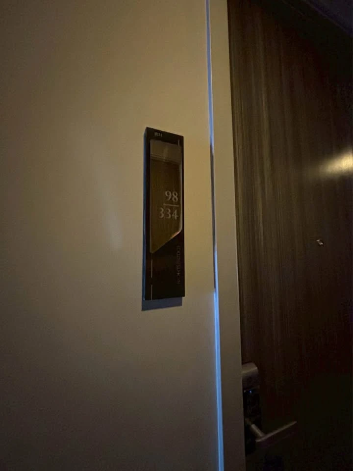 Selling or rent a fully furnished, built-in unit at Knightsbridge Prime On-nut. Located on a very high floor with stunning city views. A must-have!