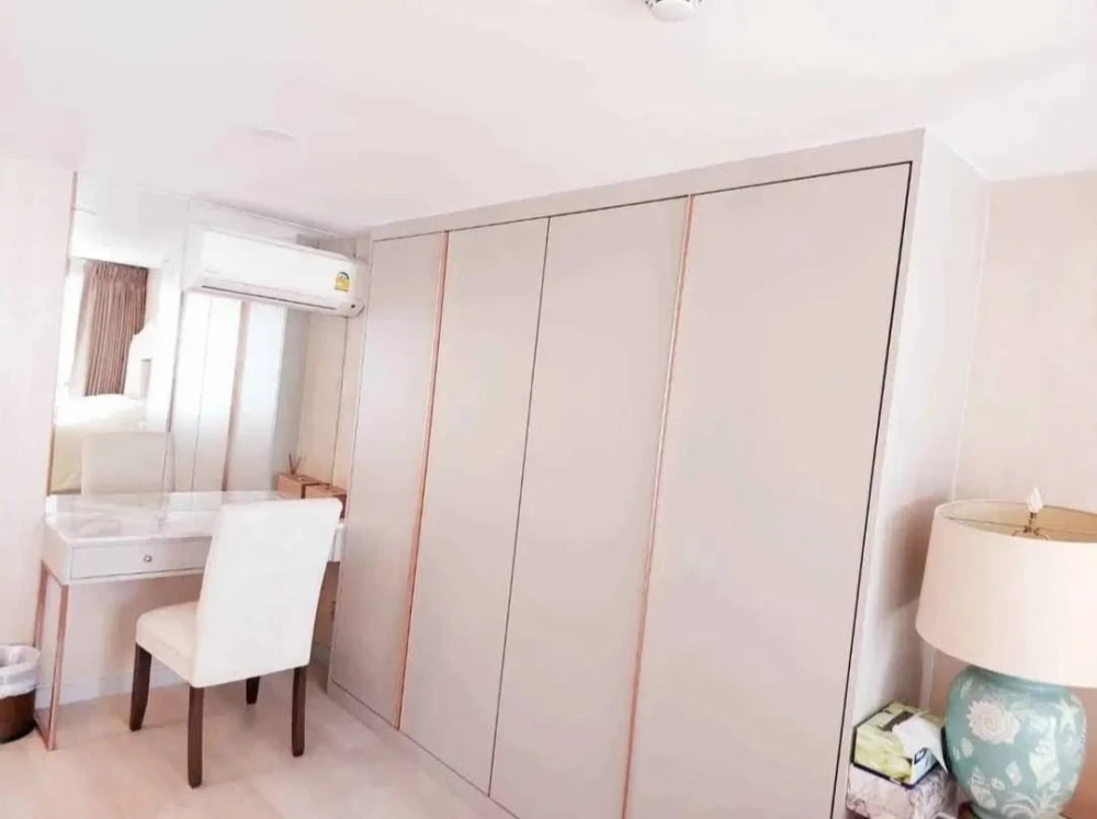 Knightsbridge Prime Sathorn for sale. High ceilings, plenty of natural light (no harsh sunlight), beautifully decorated.
