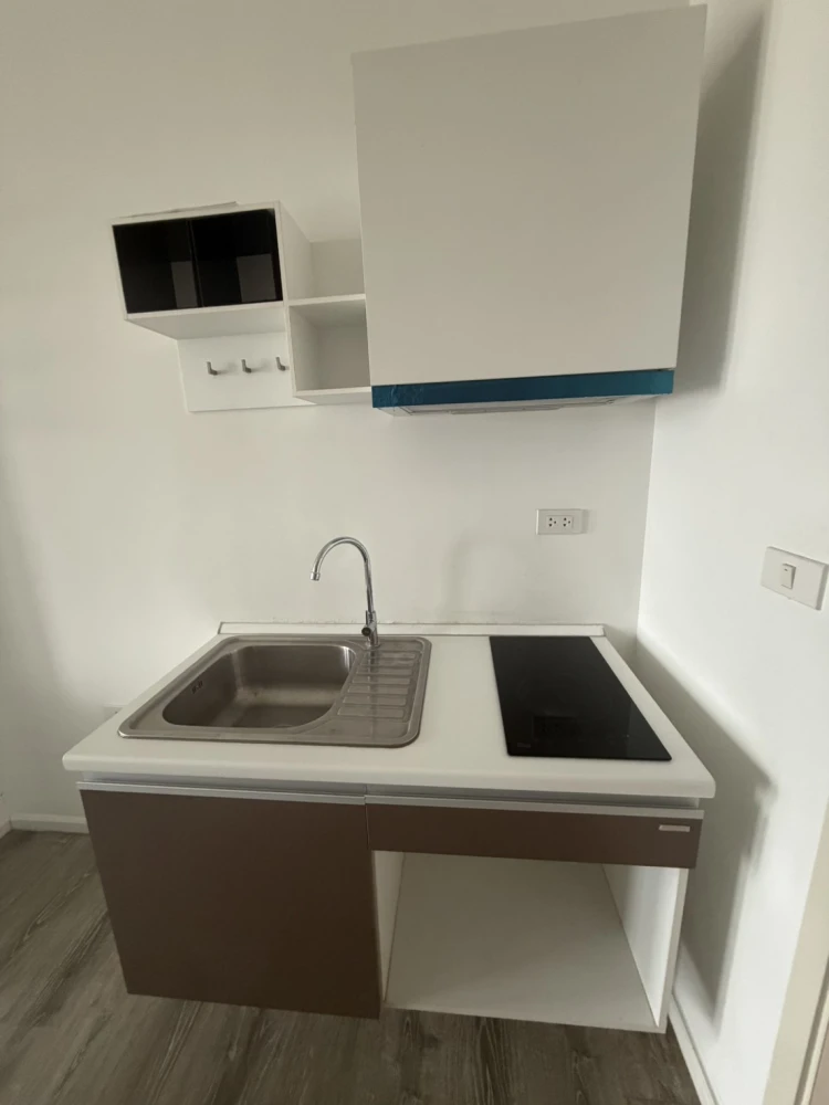 Selling a 1-bedroom, 1-bathroom Knightsbridge Sky River Ocean unit. Excellent location with convenient access. Don't miss this great deal!