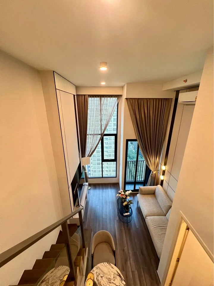 Selling a show unit from the developer at KnightsBridge Space Rama 9. The room is stunning! Don't miss out!